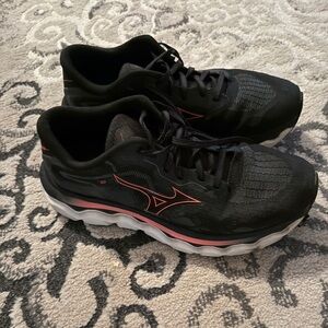 Mizuno wave horizon 7 size 8.5 running shoes, less than 3 months of wear